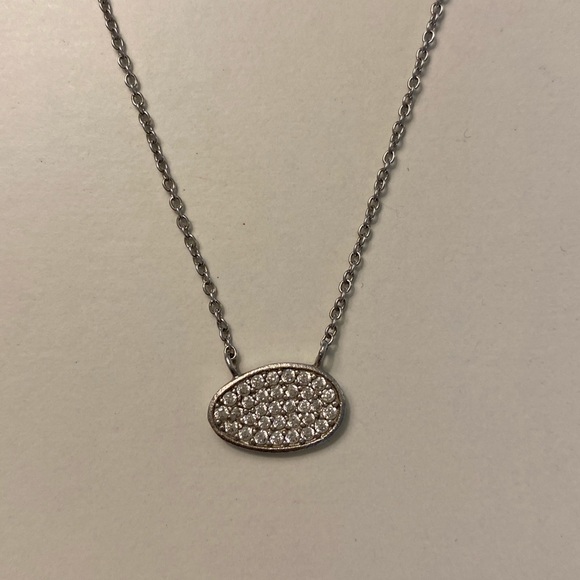 Dainty oval shaped necklace. Never worn. - Picture 4 of 7